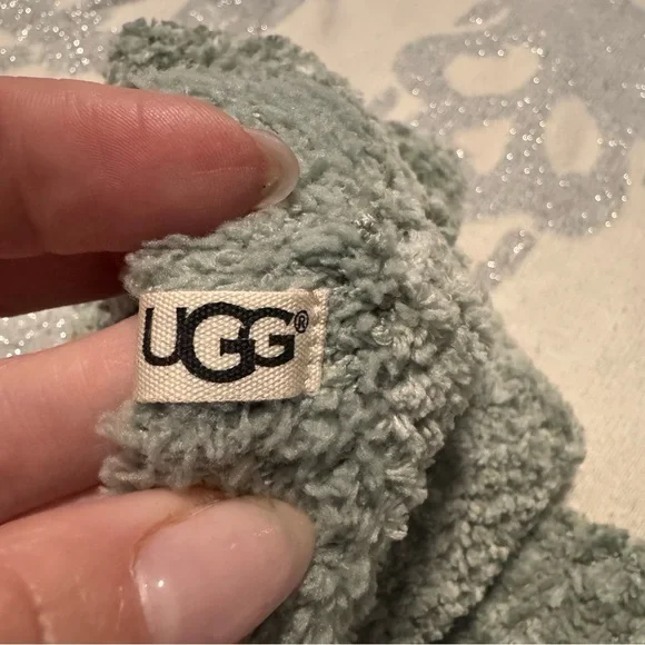 UGG Soft Green Fuzzy Socks NWOT - Picture 2 of 2